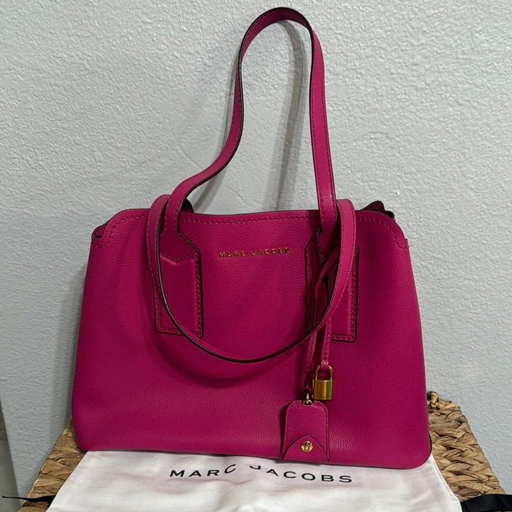 MARC JACOBS MAGENTA THE EDITOR 38
MEDIUM TOTE with Gold Accents